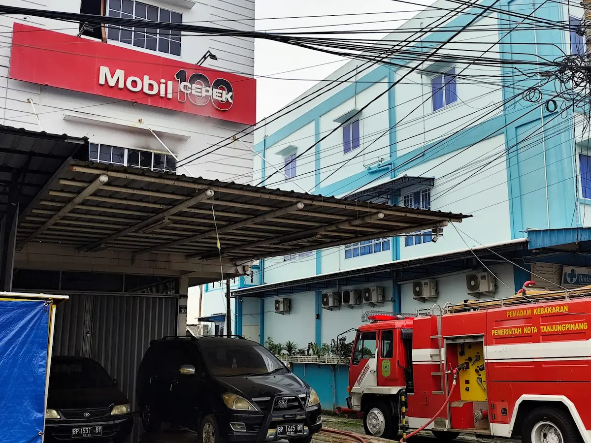 Kebakaran Ruko Kos di Tanjungpinang, Penghuni Lantai Tiga Selamat dengan Merayap Lewat Jendela ke Bangunan Sebelah