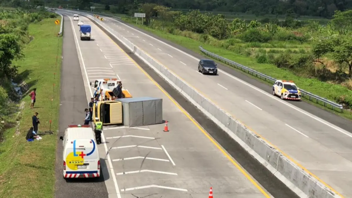 Truk Boks Muatan Kimia Terguling di Tol Semarang-Solo Km 479 Boyolali, Kerasnya Letusan Ban Gegarkan Warga