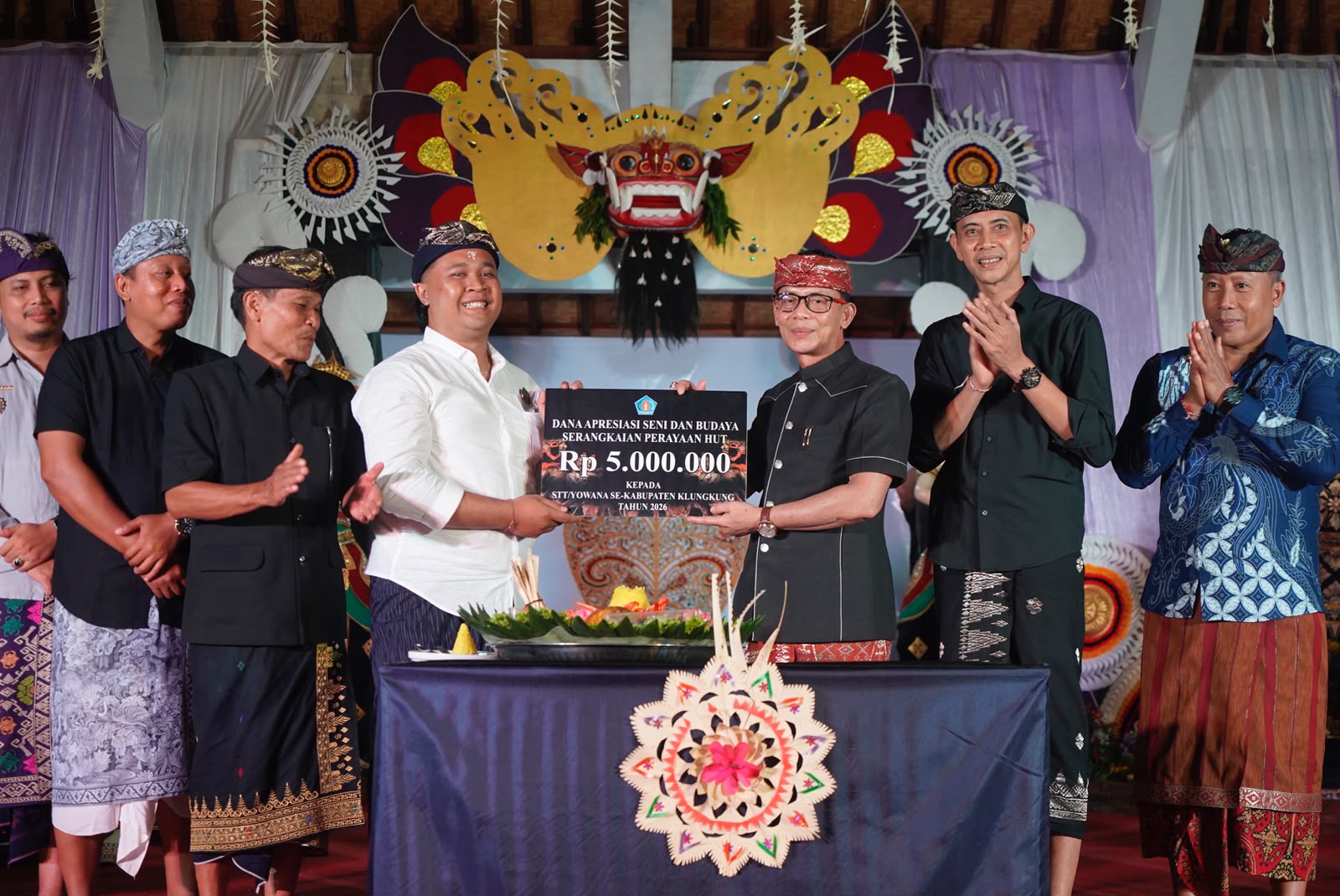 Bupati Klungkung Serahkan Stimulus Budaya Rp5 Juta untuk ST Putra Agung, Ajak Yowana Pegang Teguh Menyama Braya