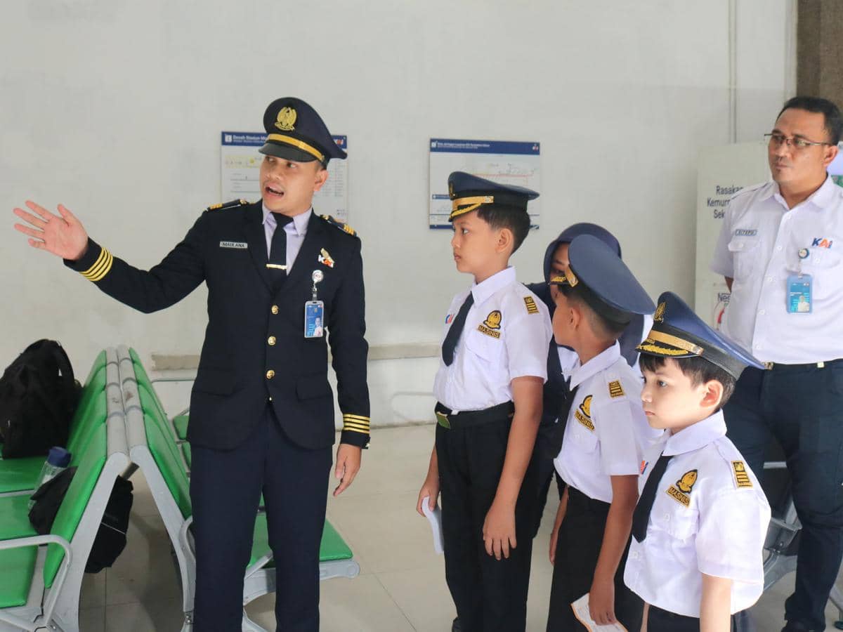 Tiga Anak Jadi Petugas KAI Sehari di Stasiun Medan, Ikuti Taklimat hingga Masuk Kabin Masinis