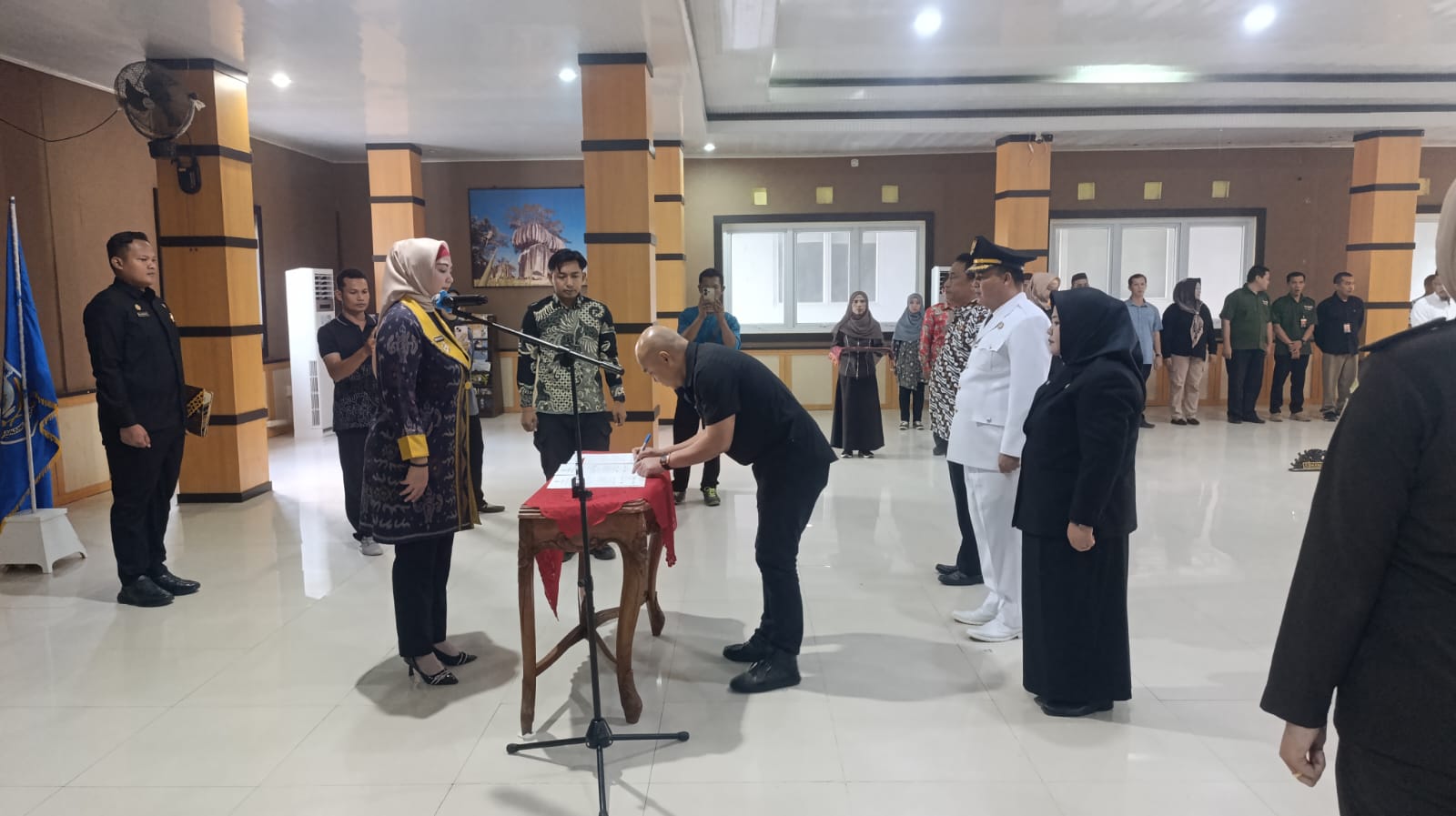 Wabup Debby Vita Dewi Lantik Nirmayani sebagai Kepala Kesbangpol Basel dan Felly sebagai Camat Airgegas