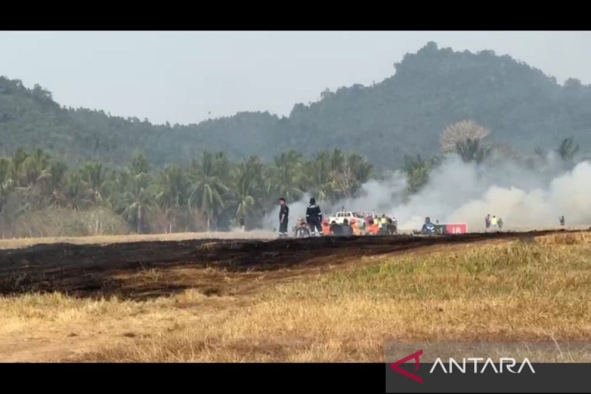 Kebakaran Rumput di Luar Pagar Bandara Samrat Manado Merambat ke Runway 18, 6 Kendaraan Pemadam Dikerahkan