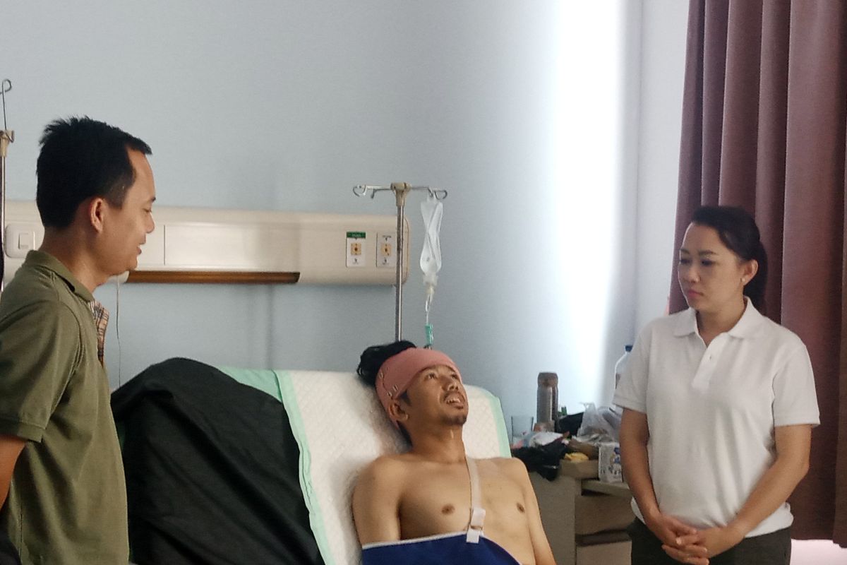 Ketua DPRD Belitung Jenguk Personel Damkar Korban Kecelakaan Misi Pemadaman Karhutla di Sijuk