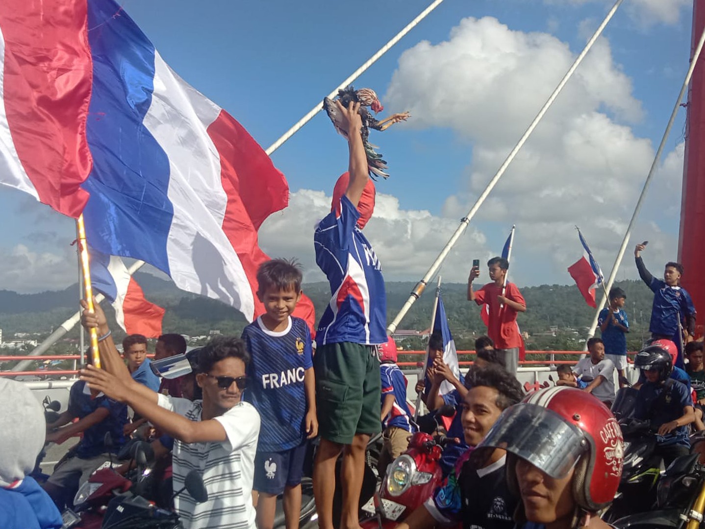 Suporter Prancis di Ambon Konvoi Sambil Bawa Ayam Hidup Usai Tim Lolos ke 8 Besar Piala Dunia 2026