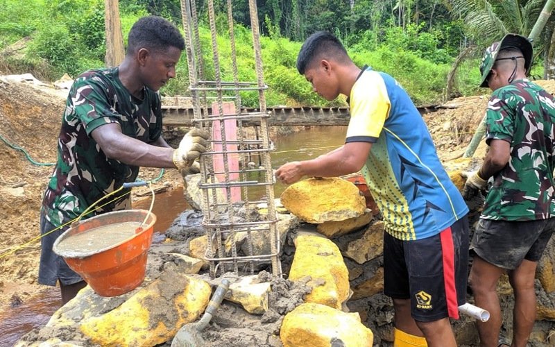 Prajurit Kodim 0914/Tana Tidung dan Warga Gotong Royong Pasang Batu Gunung di Jembatan Beton Garuda, Seludau