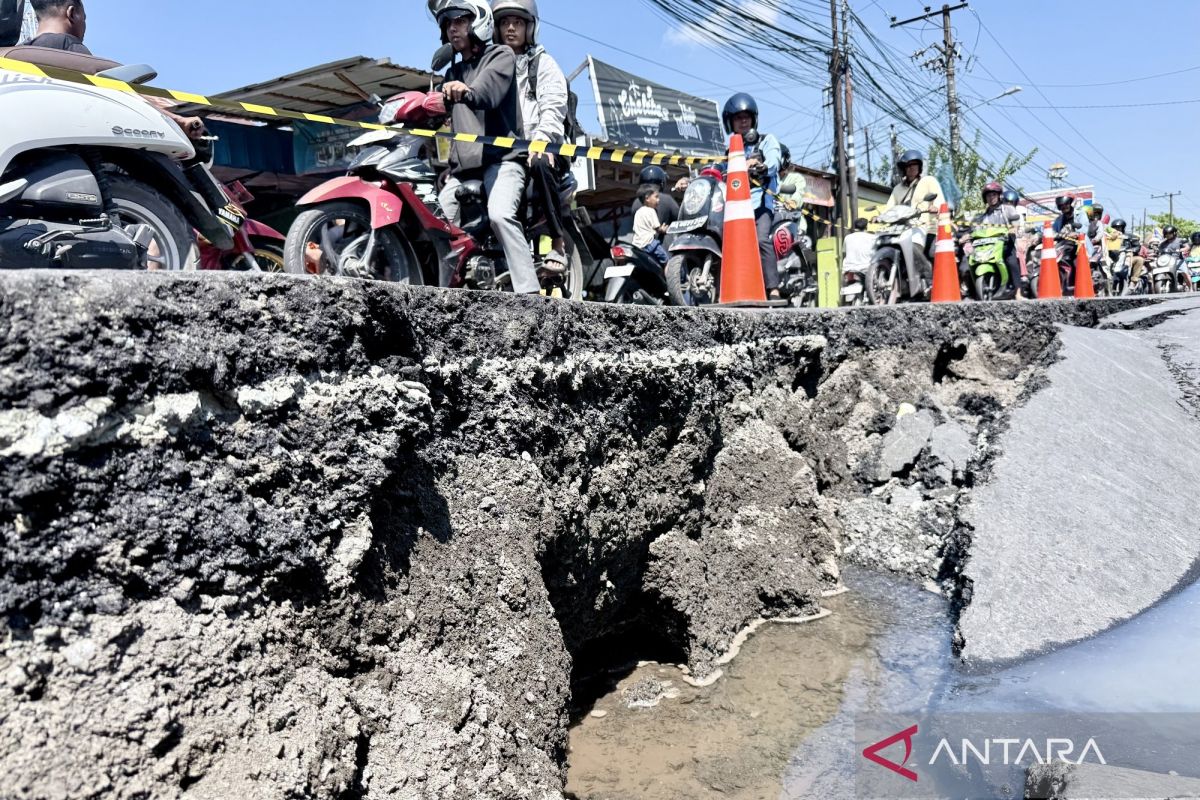 Jalan Veteran Banjarmasin Amblas 50 Meter di Tepi Sungai Martapura, Retakan Capai 1,5 Meter
