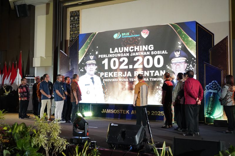Gubernur NTT Melki Laka Lena Serahkan Kartu Perlindungan ke 102.200 Pekerja Rentan, Targetkan Cakupan Universal 2026