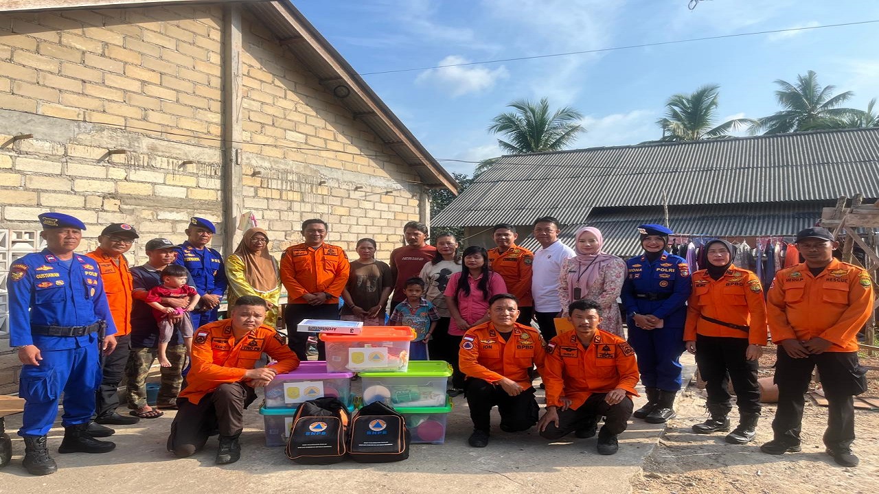 Satpolairud dan BPBD Tanjungpinang Salurkan Bantuan ke 7 Penumpang Pompong Terbalik di Kampung Bugis