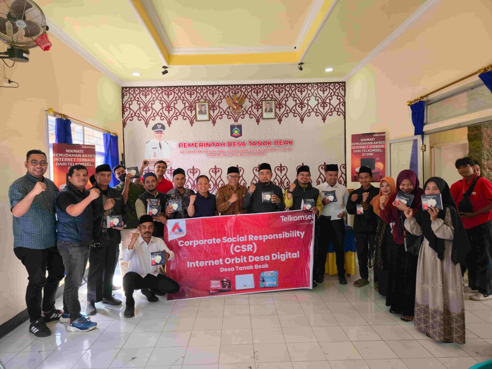 Telkomsel Salurkan 30 Perangkat Orbit dan 271 Kartu by.U ke Desa Tanak Beak Lombok Barat, Dorong Digitalisasi UMKM hingga Sekolah