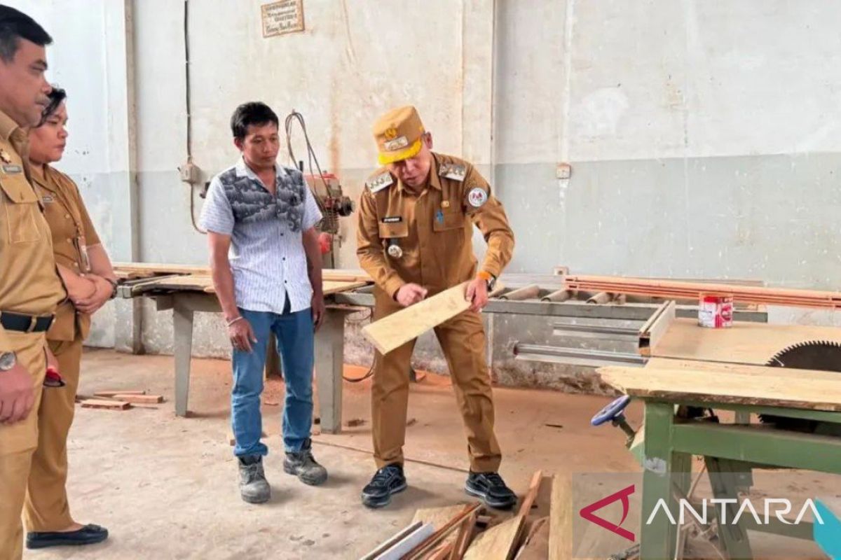 Bupati Tapanuli Utara Jonius Hutabarat Pesan Produk Perdana ke 16 Peserta Pelatihan Furnitur BLK Silangkitang