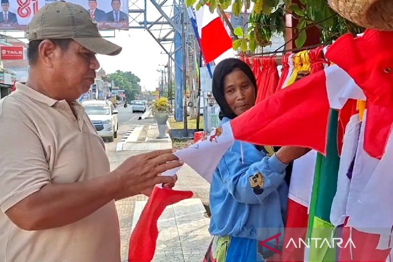 Pedagang Bendera di Sampit Mulai Raup Omzet Rp 1,5 Juta Per Hari Jelang HUT ke-81 RI