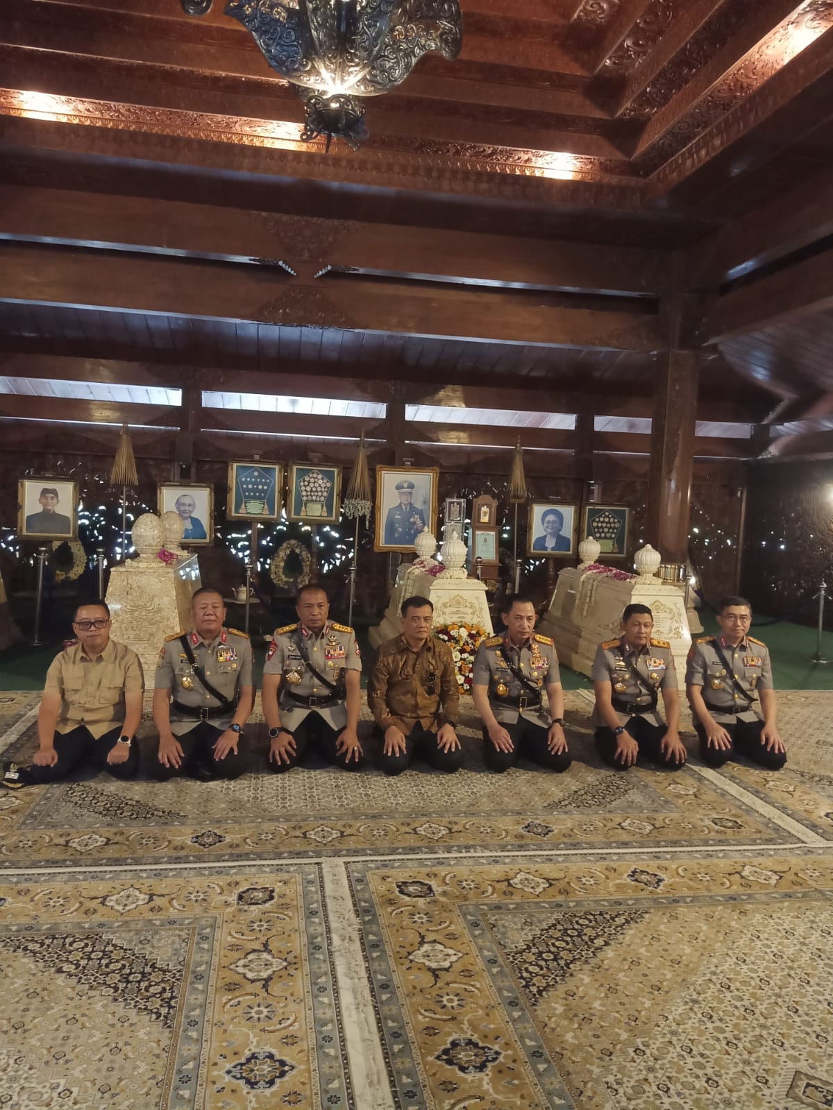 Kapolri Jenderal Listyo Sigit Ziarah ke Makam Soeharto di Astana Giribangun Karanganyar Jelang Hari Bhayangkara ke-80