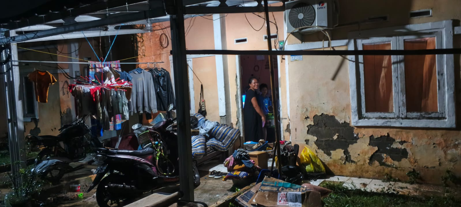 Banjir Terparah Rendam 150 Rumah di Perumahan Villa Kencana Karawang, Warga Segel Kantor Pemasaran Developer