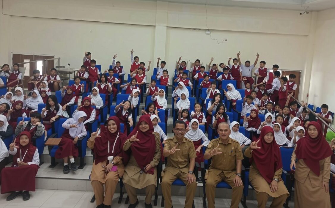 180 Murid SDN 1 Mamuju Penuhi Perpustakaan Daerah, Antusias Berebut Buku hingga Nonton Bareng Video Edukasi