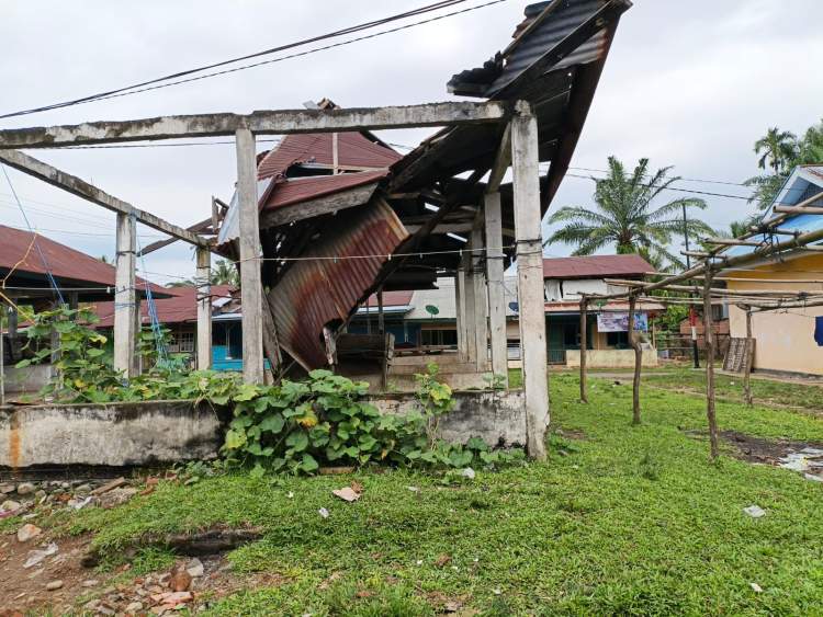 Los Pasar Mingguan Desa Tungkal I di Bengkulu Selatan Ambruk, Puluhan Pedagang Terpaksa Berjualan di Pinggir Jalan
