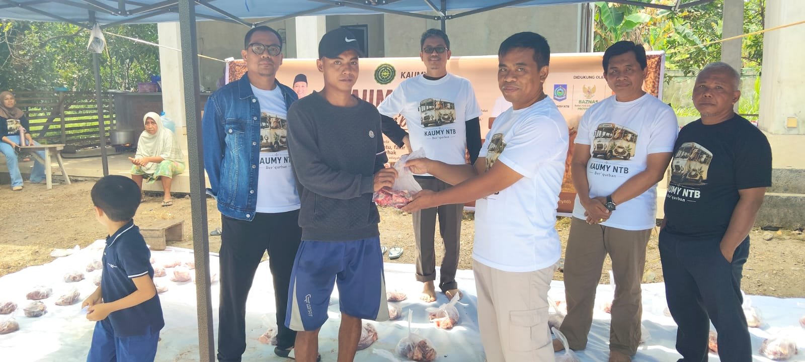 KAUMY NTB Salurkan Daging Kurban ke Enam Desa di Lombok, Dukung Program Desa Berdaya Pemprov