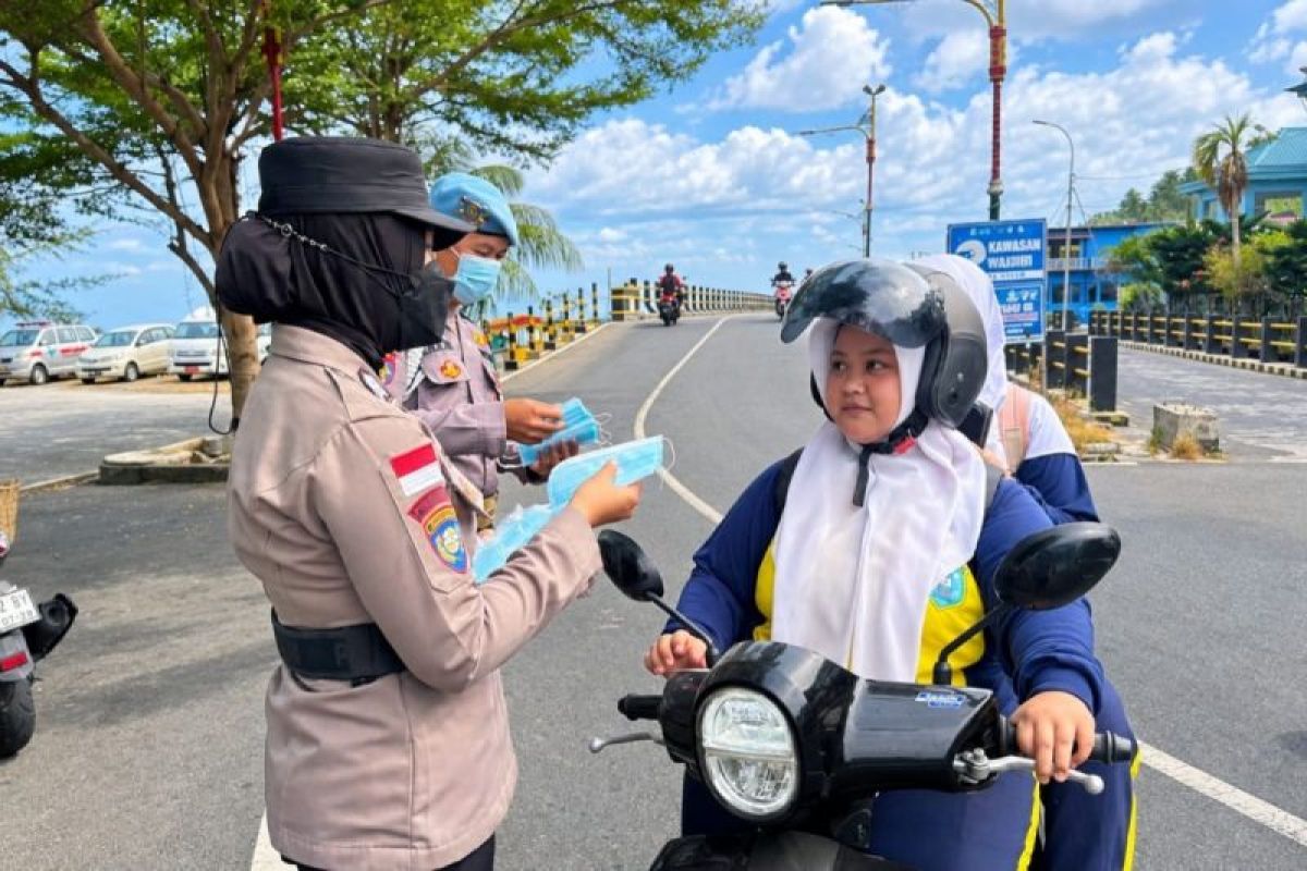 Polres Kepulauan Anambas Bagikan 1.000 Masker ke Warga, Antisipasi Kabut Asap yang Mulai Terasa