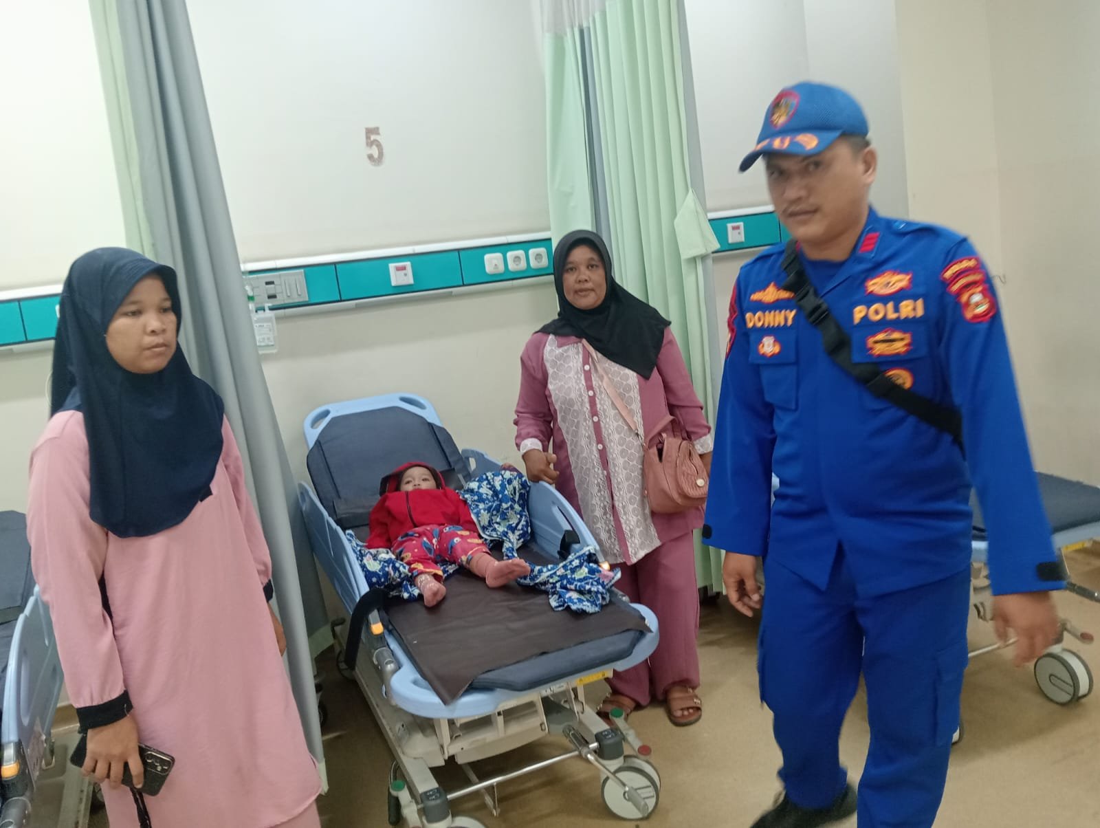 Ambulans Apung Ditpolairud Polda Sumsel Evakuasi Balita 1,5 Tahun dari Banyuasin ke RS Boom Baru Palembang