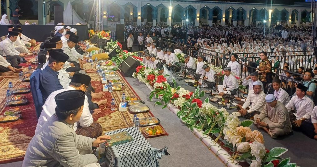 Belasan Ribu Jamaah Padati Kepri Bersholawat 3 di Batam, Habib Syeikh Pimpin Sholawat Nariyah