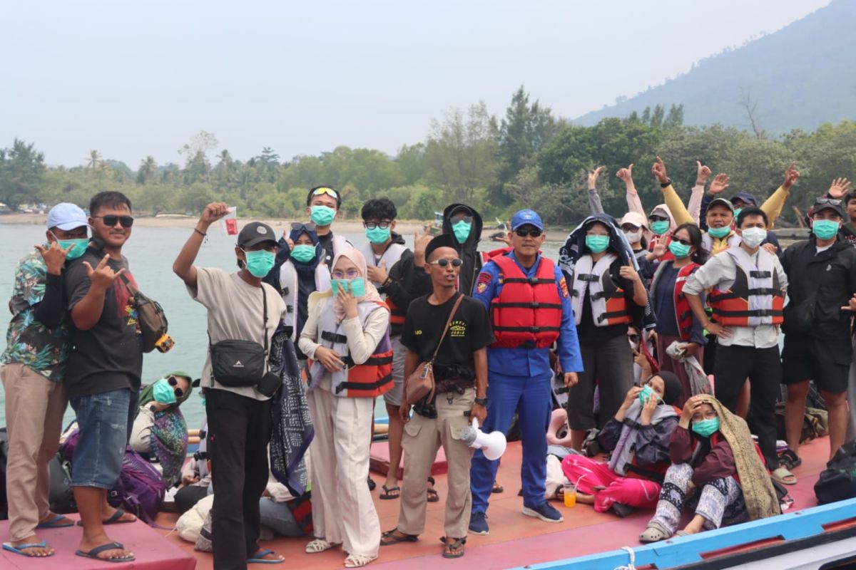 Tim Gabungan di Lampung Selatan Bagikan Masker, Ingatkan Wisatawan Patuhi Zona Aman Krakatau