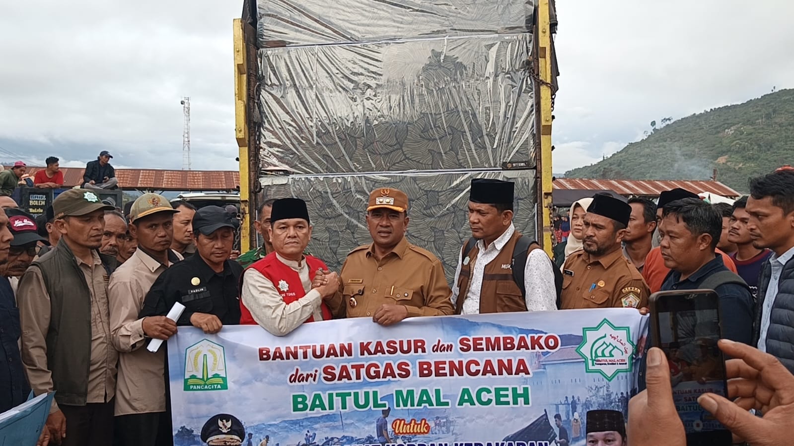BMA dan Baitul Mal Aceh Tengah Salurkan Bantuan Rp569,9 Juta untuk 104 KK Korban Kebakaran di Jagong Jeget