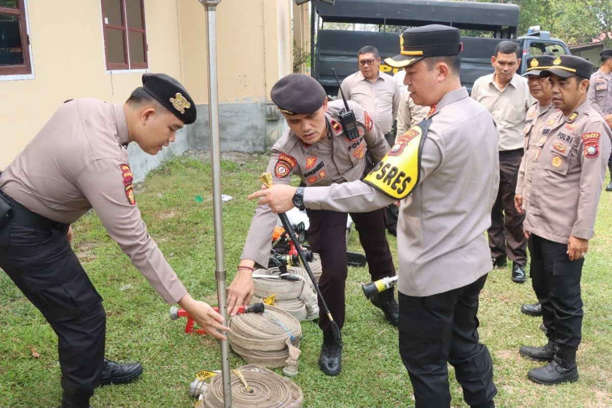 Polda Kepri Kirim 15 Personel BKO ke Lingga, Karhutla Gambut Masih Keluarkan Asap