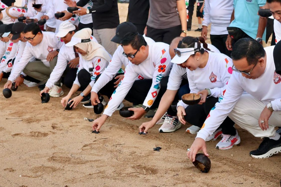 Tutup Rakerkomwil APEKSI di Denpasar, 13 Kepala Daerah Lepas Tukik dan Yoga Bareng di Pantai Sanur
