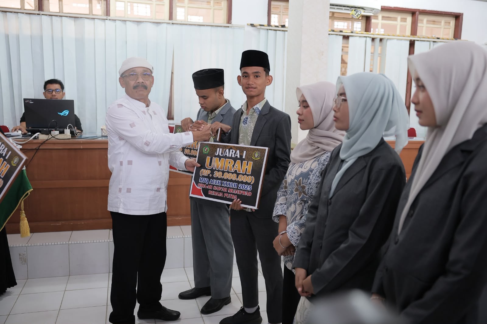 Bupati Pidie Sarjani Abdullah Beri Bonus Umrah ke Kafilah MTQ Aceh, Peringkat IV Naik Dua Tingkat