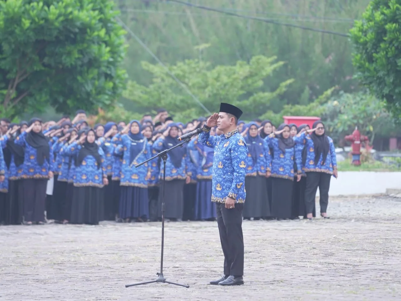Bupati Solok Jon Firman Pandu Pimpin Apel Gabungan ASN, 20 Pegawai Terima SK Pensiun dan Santunan JKM