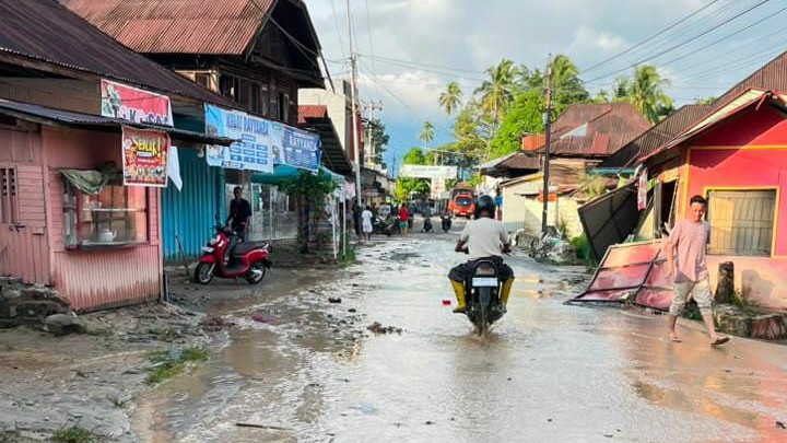 Tanggul Sungai Tumayo di Agam yang Jebol Akibatkan Banjir Mulai Diperbaiki, Dua Ekskavator Dikerahkan