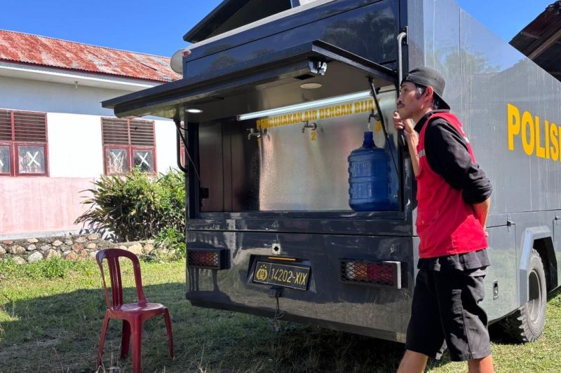 Polda Sulteng Kerahkan Mobil Pengolah Air ke Sigi Bantu Warga Terdampak Gempa, 1.500 Liter Air Bersih Disalurkan