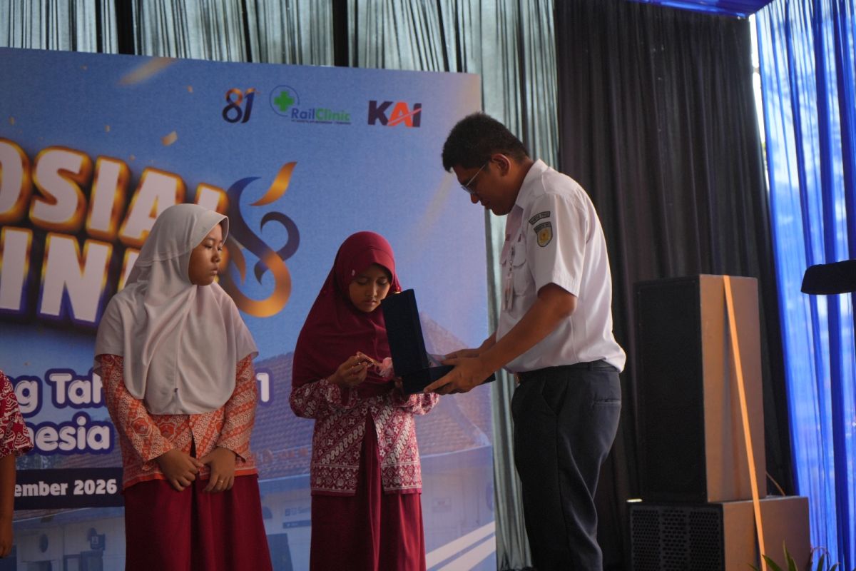 KAI Daop 6 Yogyakarta Bagikan 50 Kacamata Gratis untuk Siswa Sentolo, Kulon Progo