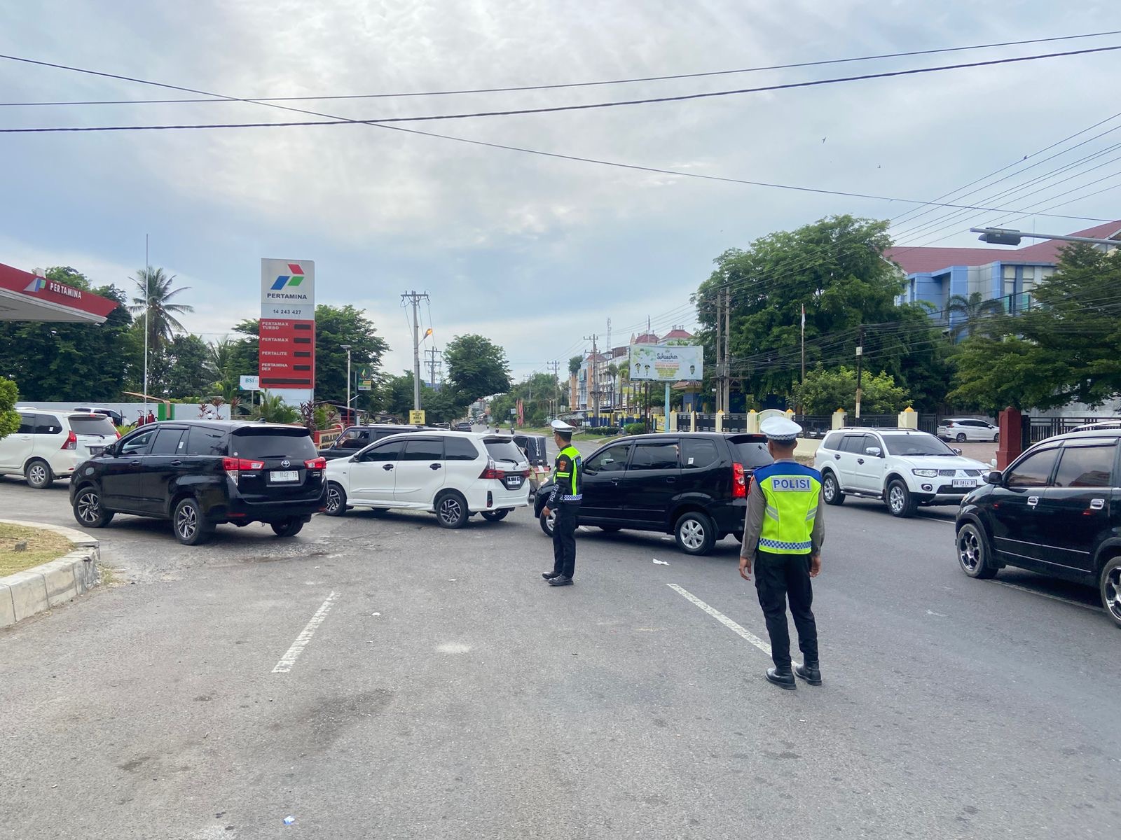 Antrean Mobil Isi BBM di SPBU Cot Gapu Bireuen Melebar ke Jalan Nasional, Polisi Turun Tangan