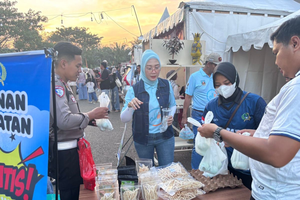Lapas Dharmasraya Pamerkan Produk Warga Binaan di Bazar UMKM, Ketua Bhayangkari Borong Langsung