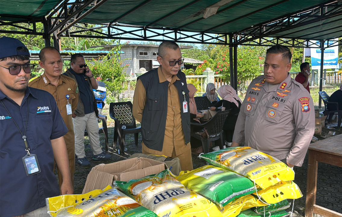 Polres Natuna Gelar Pangan Murah di Desa Tapau, Kapolres Bagikan 15 Paket Beras ke Warga