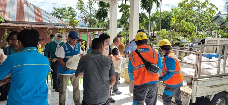 PLN Salurkan 535 Paket Sembako ke Korban Banjir Gorontalo Utara Usai Amankan Jaringan Listrik 20 kV