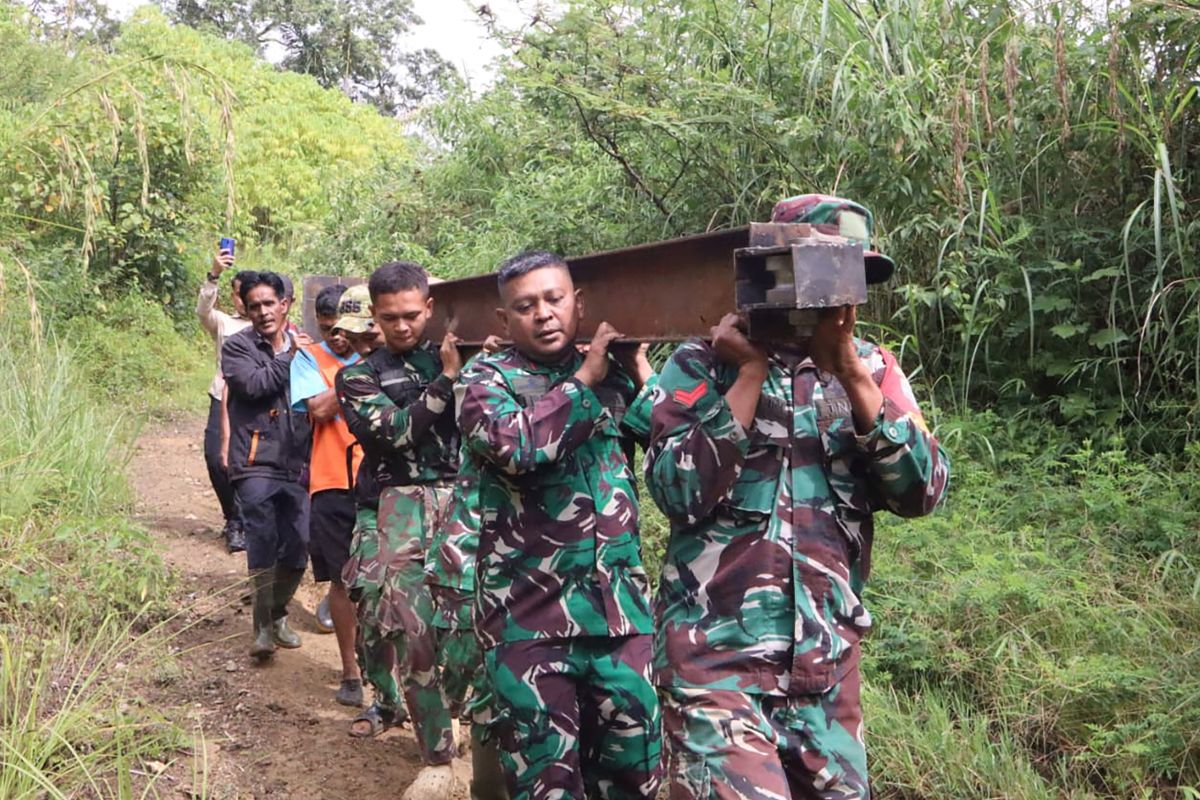 TNI Bangun 5 Jenis Jembatan di Pedalaman Gayo Lues, Material Dipikul Manual gegara Truk Terperosok