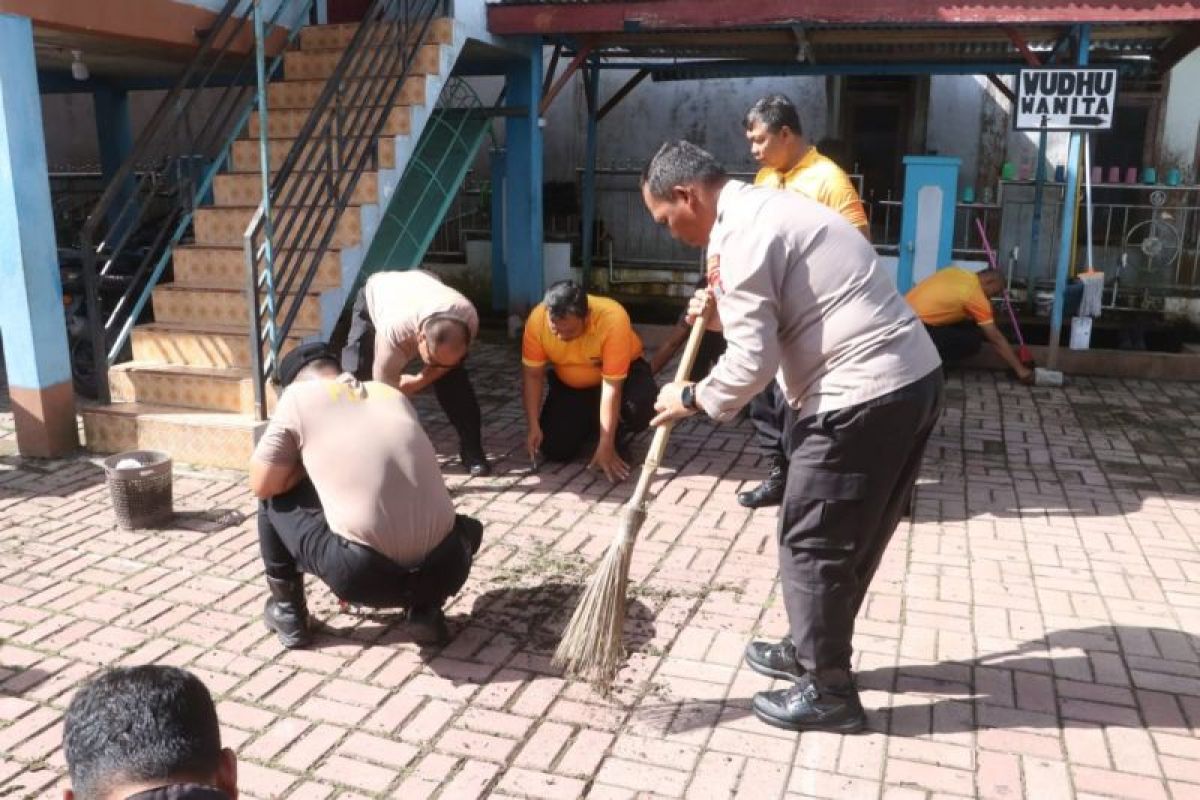 Polres Simalungun Bedah Rumah Lansia 76 Tahun dan Bersihkan Tempat Ibadah Jelang Hari Bhayangkara ke-80