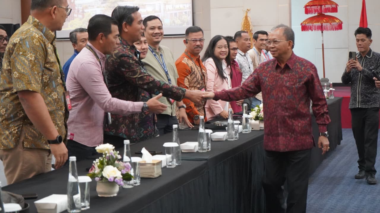 3 Rakor Evaluasi Pelayanan Bandara Ngurah Rai, Koster Soroti Waktu Tunggu Bagasi yang Turun dari 1,5 Jam Jadi 30 Menit