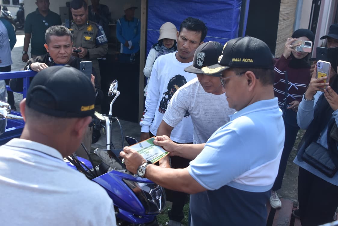 Wali Kota Jambi Luncurkan 12 Gerobak Motor OPBM di Jelutung, Targetkan Kota Bebas Sampah Liar