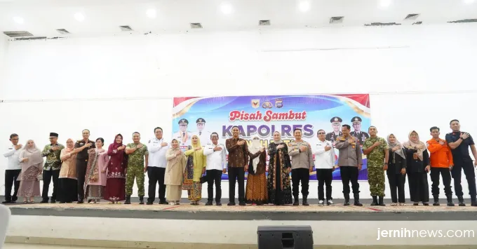 Pisah Sambut Kapolres Tanah Datar, Bupati Eka Putra Soroti Masjid yang Belum Tuntas Dibangun AKBP Nur Ichsan