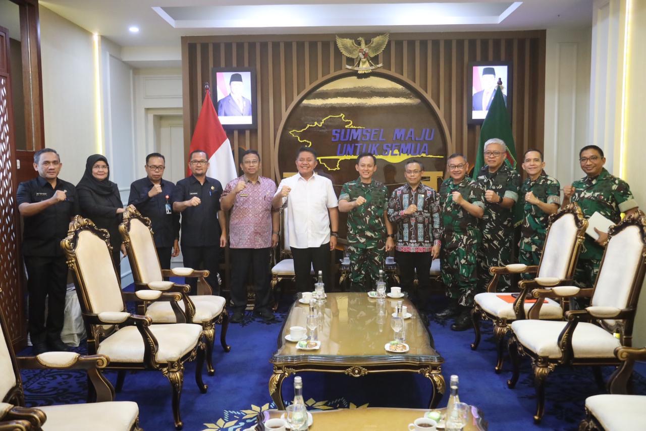 Pangdam II Sriwijaya Mayjen TNI Ujang Darwis Silaturahmi ke Gubernur Sumsel Herman Deru, Bahas Kerja Sama Daerah