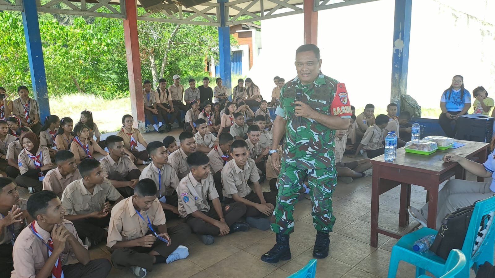 Babinsa Koramil Lembeh Beri Materi Bela Negara ke Siswa Baru SMKN 3 Bitung, Ini Pesan untuk Jauhi Narkoba dan Bullying