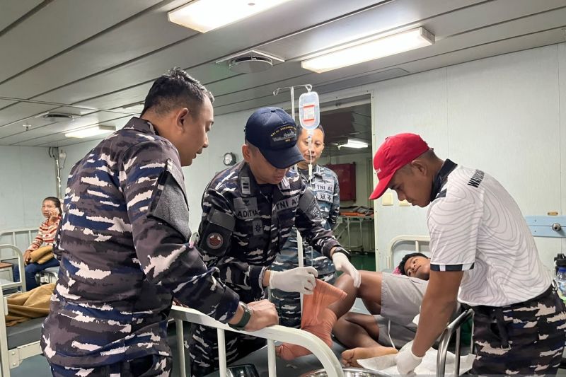 KRI dr. Soeharso-990 Sandar di Perairan Flores NTT, Tim Medis TNI AL Layani Operasi hingga Distribusi Oksigen ke Warga Terdampak Gempa