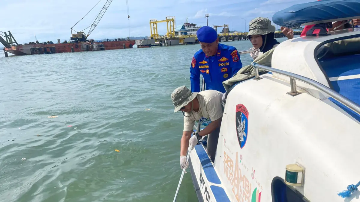 Sat Polairud Polres PPU dan ASDP Balikpapan Bersihkan Sampah di Pelabuhan Speedboat Penajam, 80 Personel Dikerahkan