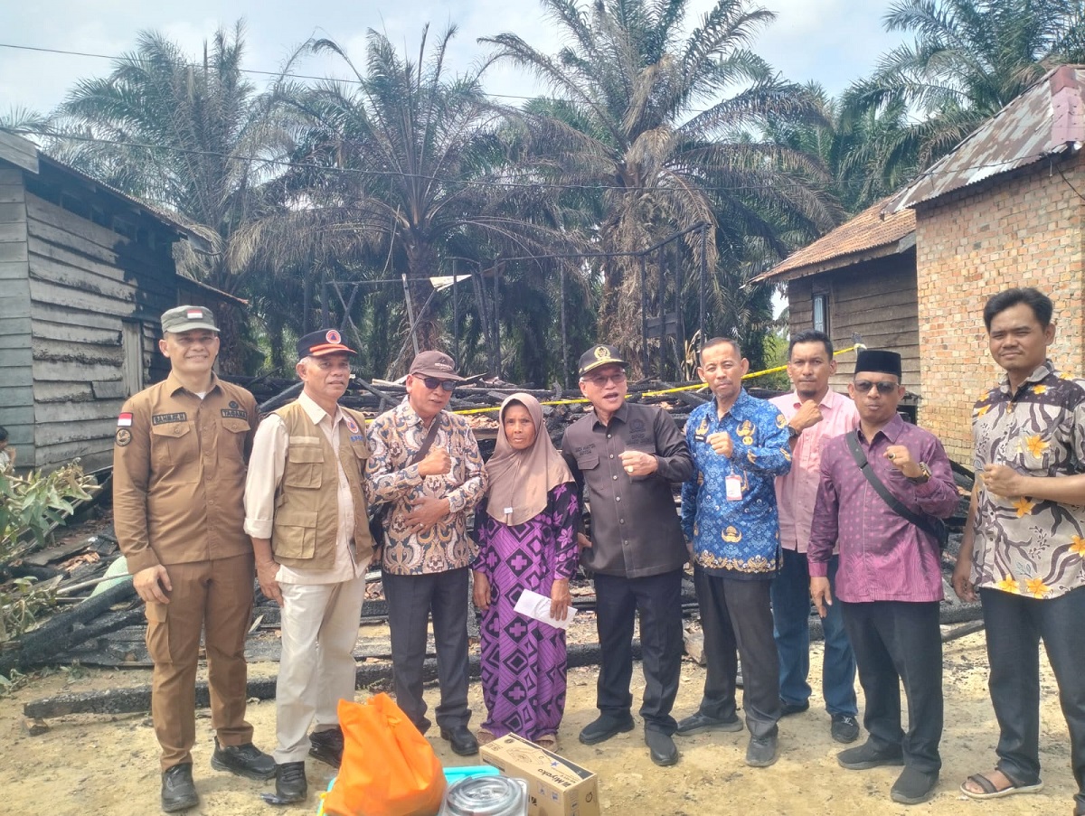 Ketua DPRD Muaro Jambi Aidi Hatta Tinjau Langsung Korban Kebakaran di Seponjen, Kampung Halamannya Sendiri