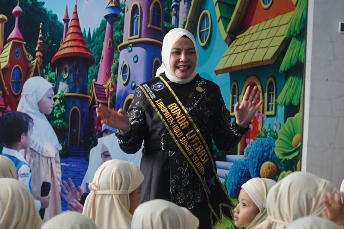 Bunda Literasi HSS Mustaidah Syafrudin Noor Dongeng bersama Anak PAUD di Disperpursip Kandangan