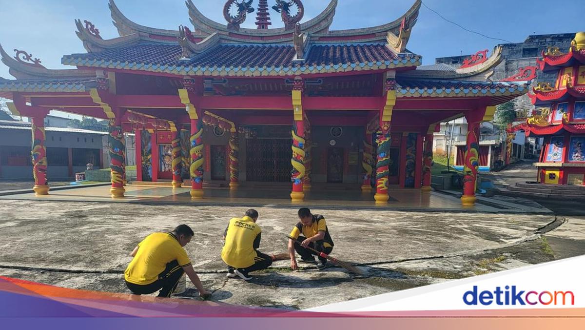 Bersihkan Klenteng Wie Teng Bio, Polres Lubuk Linggau Perkuat Toleransi Lewat Bakti Religi Sambut Hari Bhayangkara ke-80