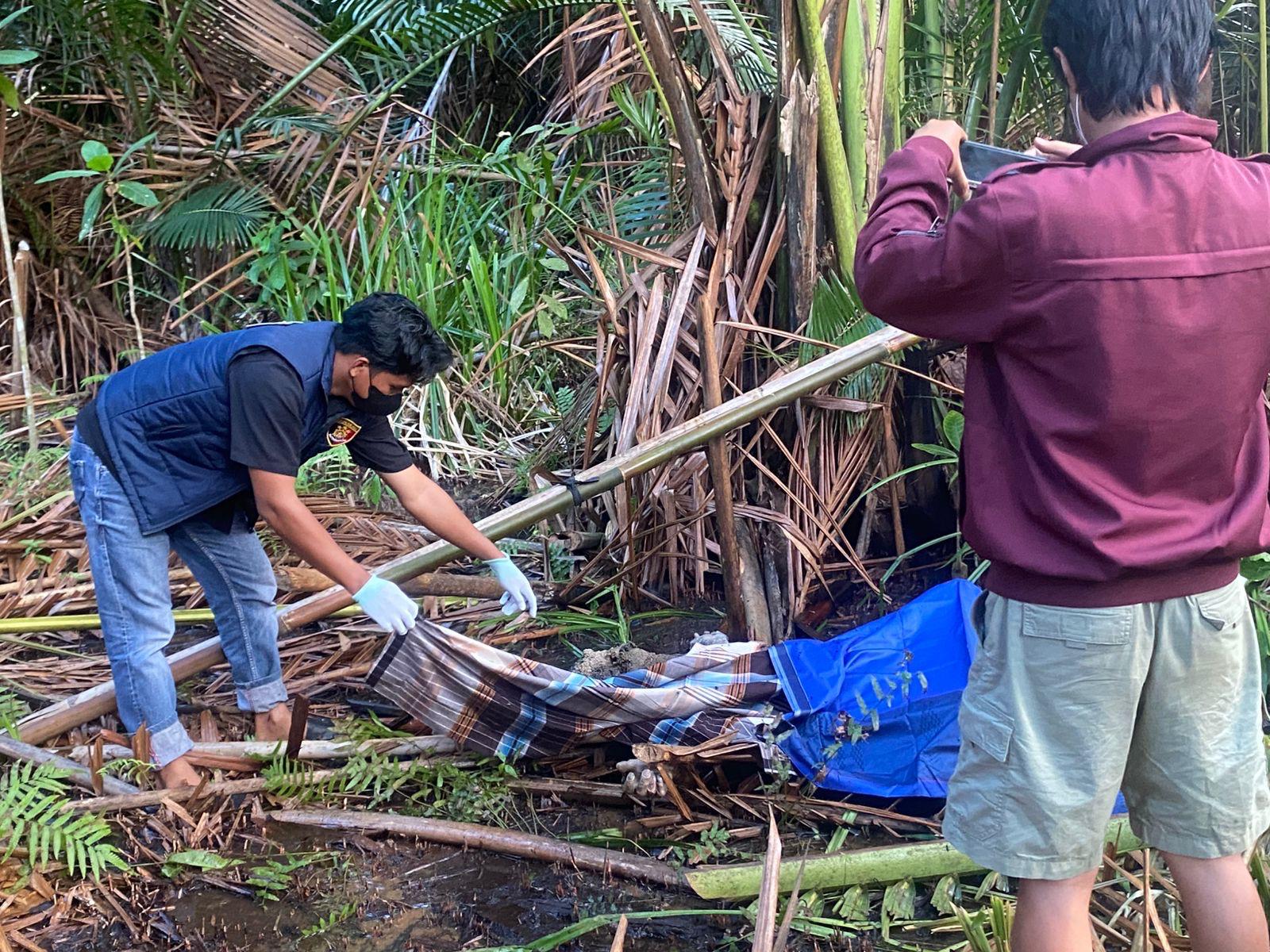 Polsek Bondoala Evakuasi Petani Ditemukan Meninggal di Rawa Lamendora, Keluarga Tolak Autopsi