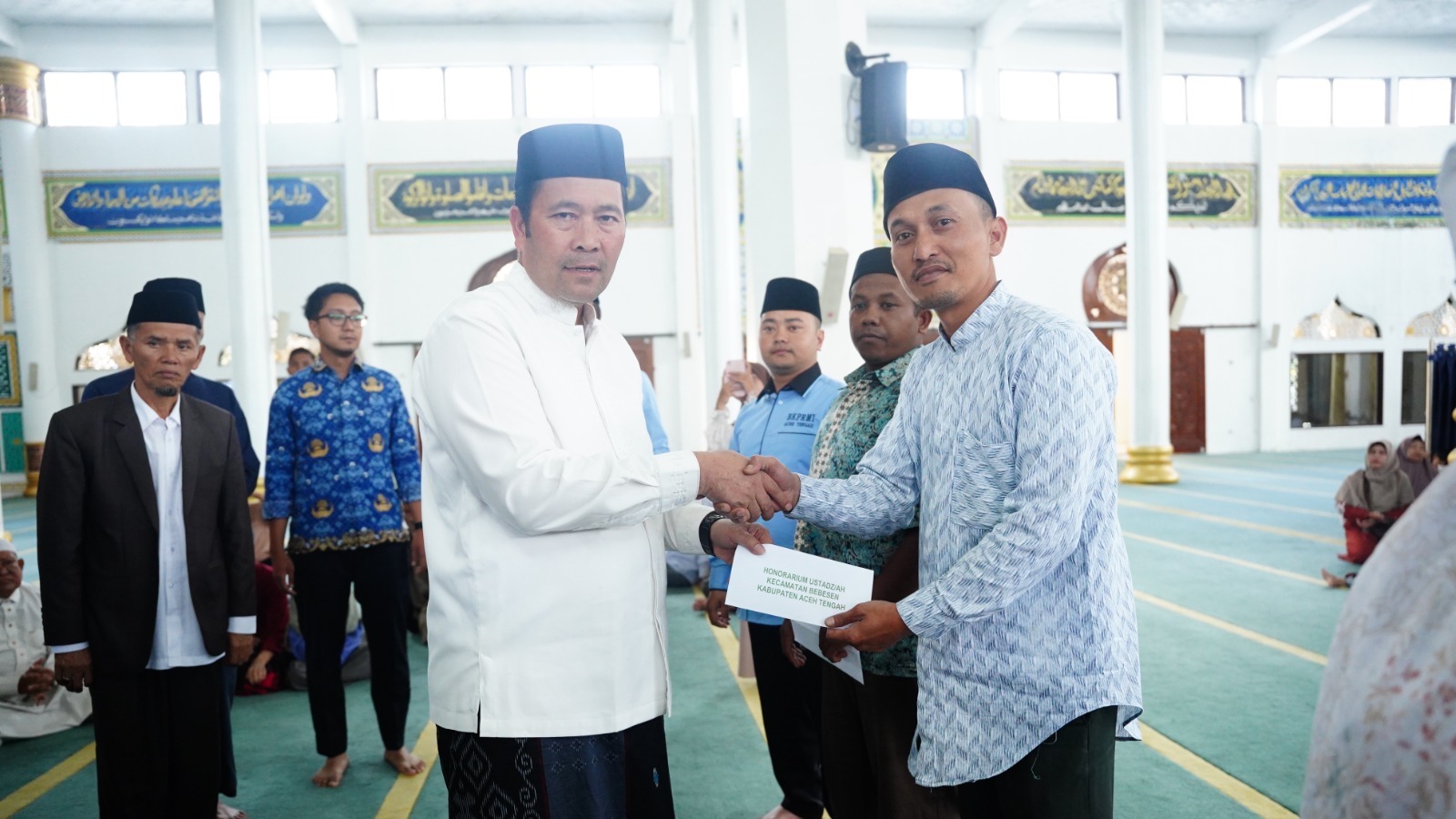 Bupati Aceh Tengah Haili Yoga Serahkan Insentif Guru Mengaji dan Pengurus Masjid, Tegaskan Komitmen Tingkatkan Kesejahteraan
